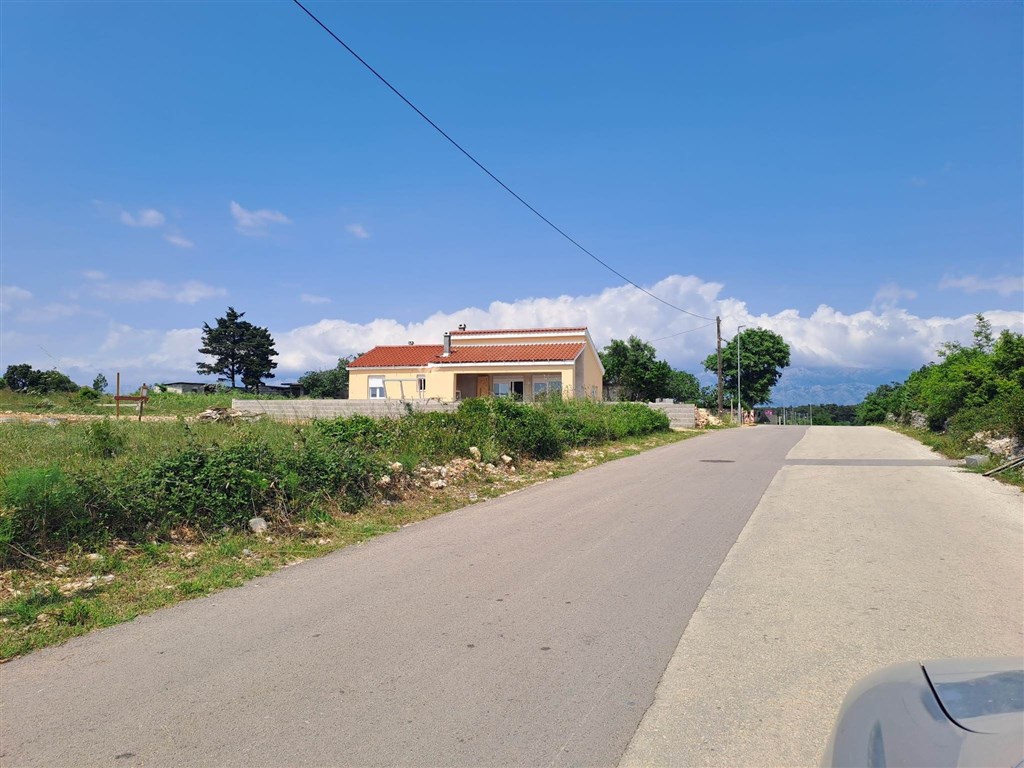 na-prodej-hezky-a-utulny-dum-s-bazenem-pobliz-more-vrsi-chorvatsko