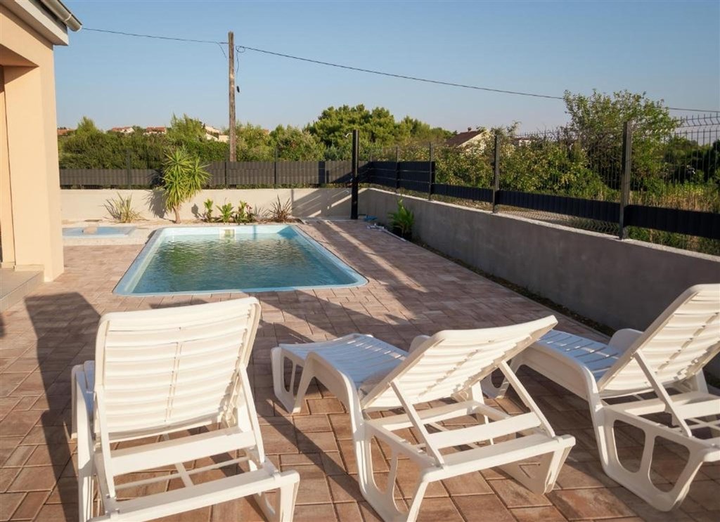 na-prodej-hezky-a-utulny-dum-s-bazenem-pobliz-more-vrsi-chorvatsko