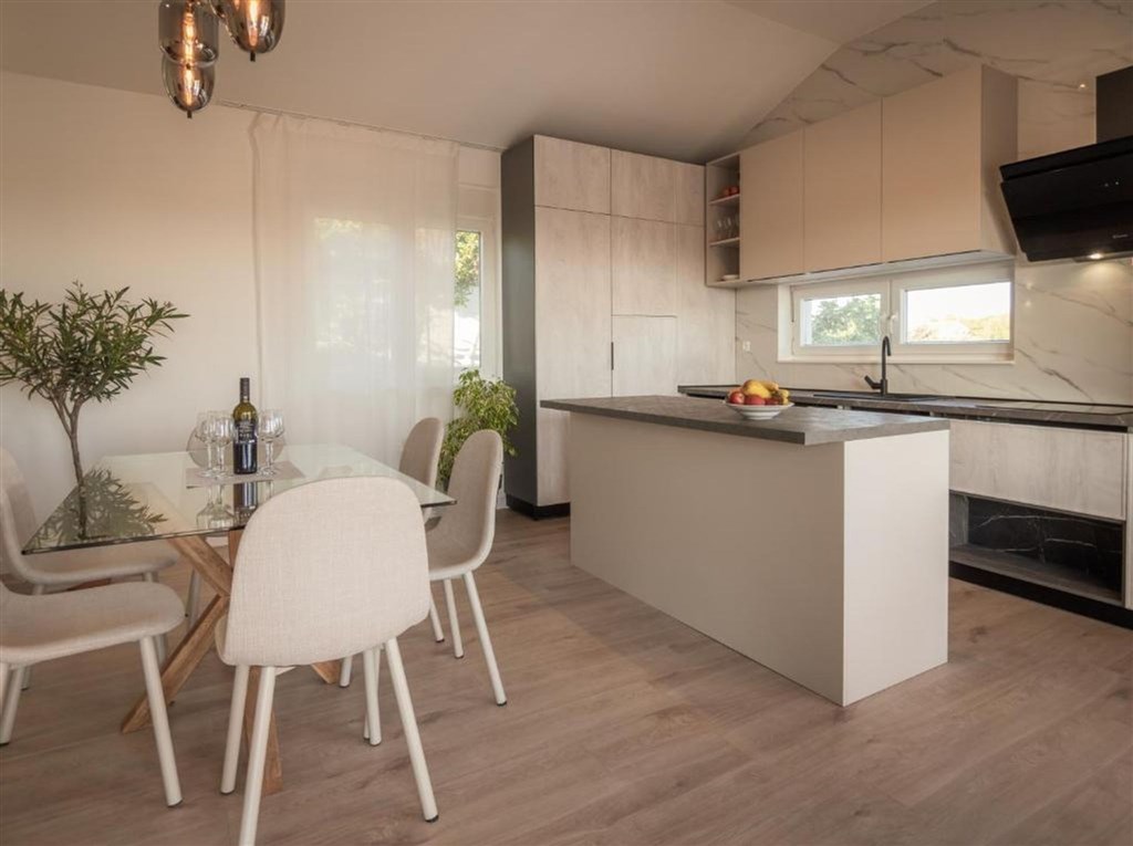 na-prodej-hezky-a-utulny-dum-s-bazenem-pobliz-more-vrsi-chorvatsko