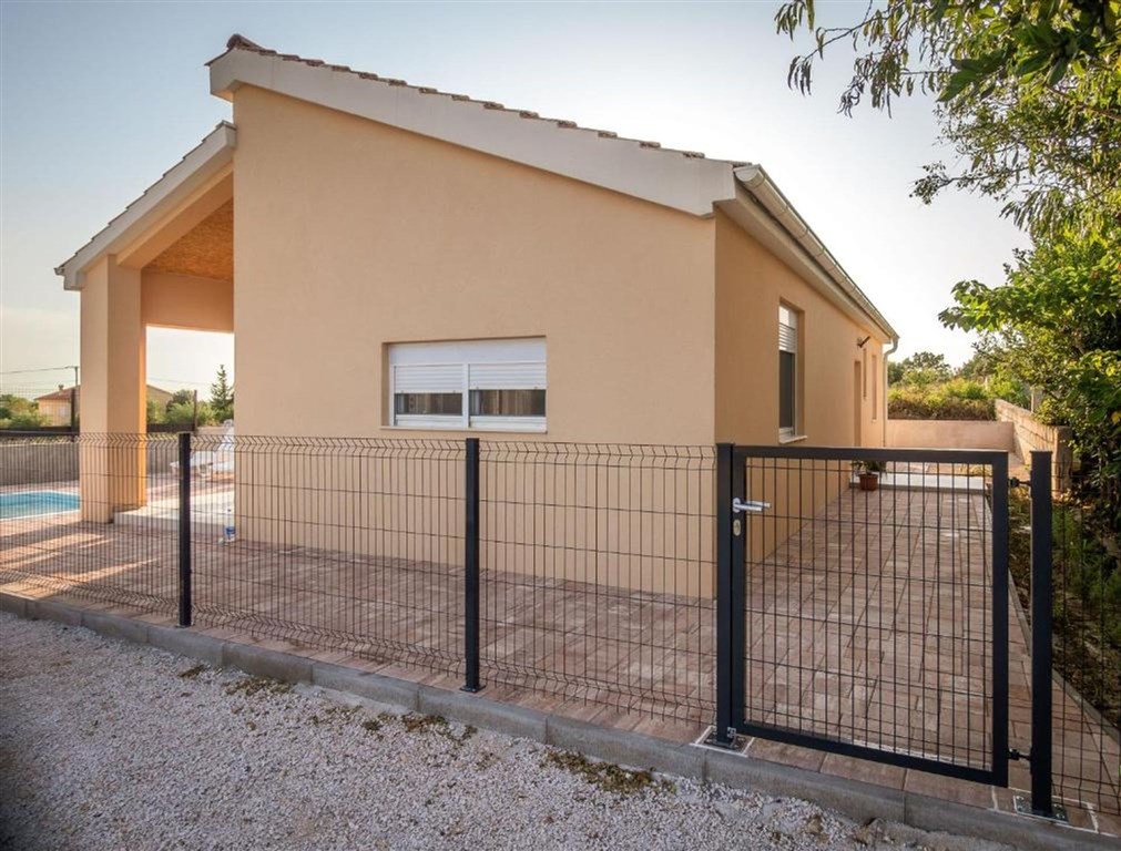 na-prodej-hezky-a-utulny-dum-s-bazenem-pobliz-more-vrsi-chorvatsko