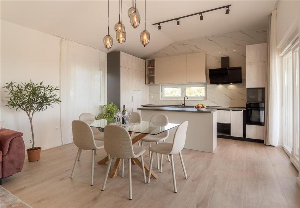 na-prodej-hezky-a-utulny-dum-s-bazenem-pobliz-more-vrsi-chorvatsko