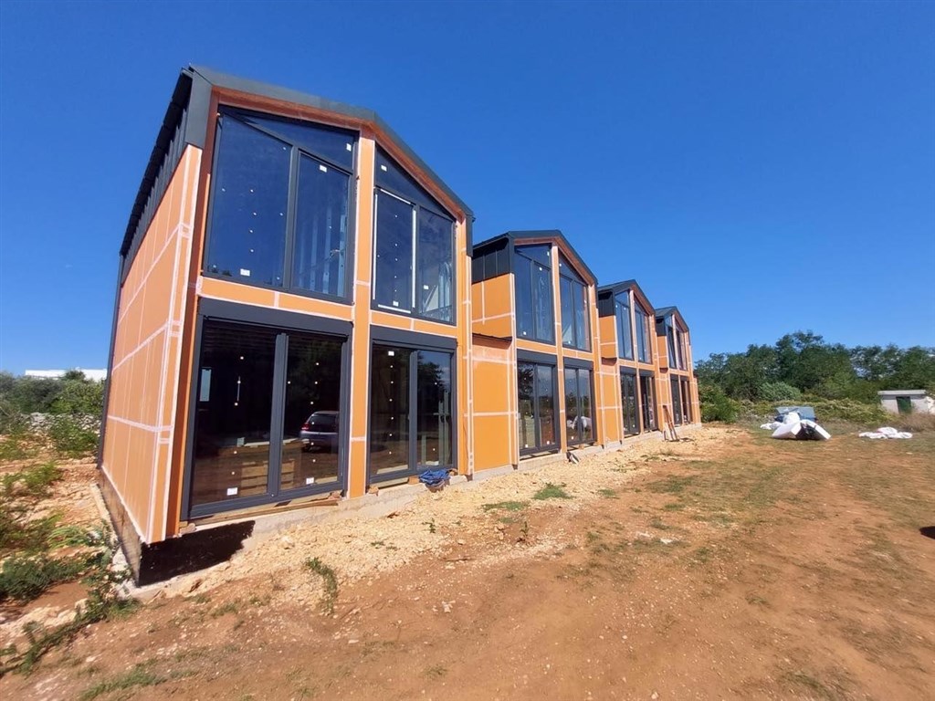 na-prodej-dvojpodlazni-radovy-dum-v-minimalistickem-stylu-zaton-u-zadaru-chorvatsko