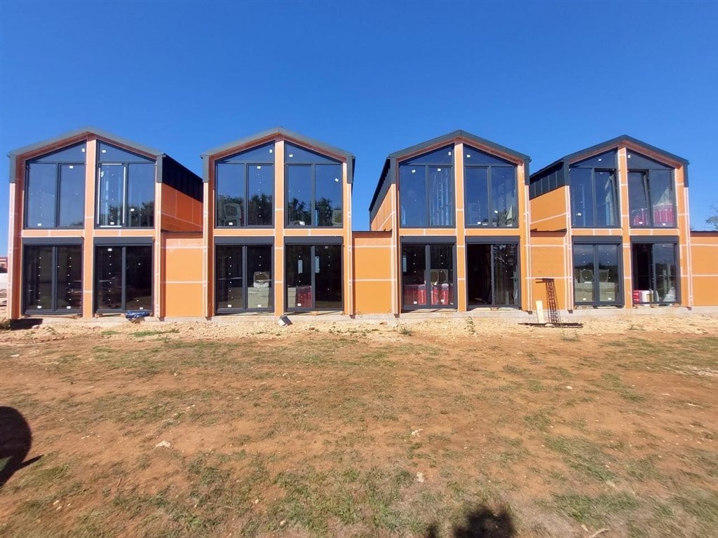 na-prodej-dvojpodlazni-radovy-dum-v-minimalistickem-stylu-zaton-u-zadaru-chorvatsko