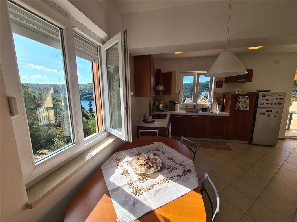 na-prodej-krasny-apartman-s-otevrenym-vyhledem-na-more-duga-uvala-istrie-chorvatsko