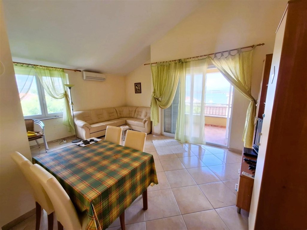 na-prodej-prostorny-apartman-s-krasnym-vyhledem-na-more-klimno-ostrov-krk-chorvatsko