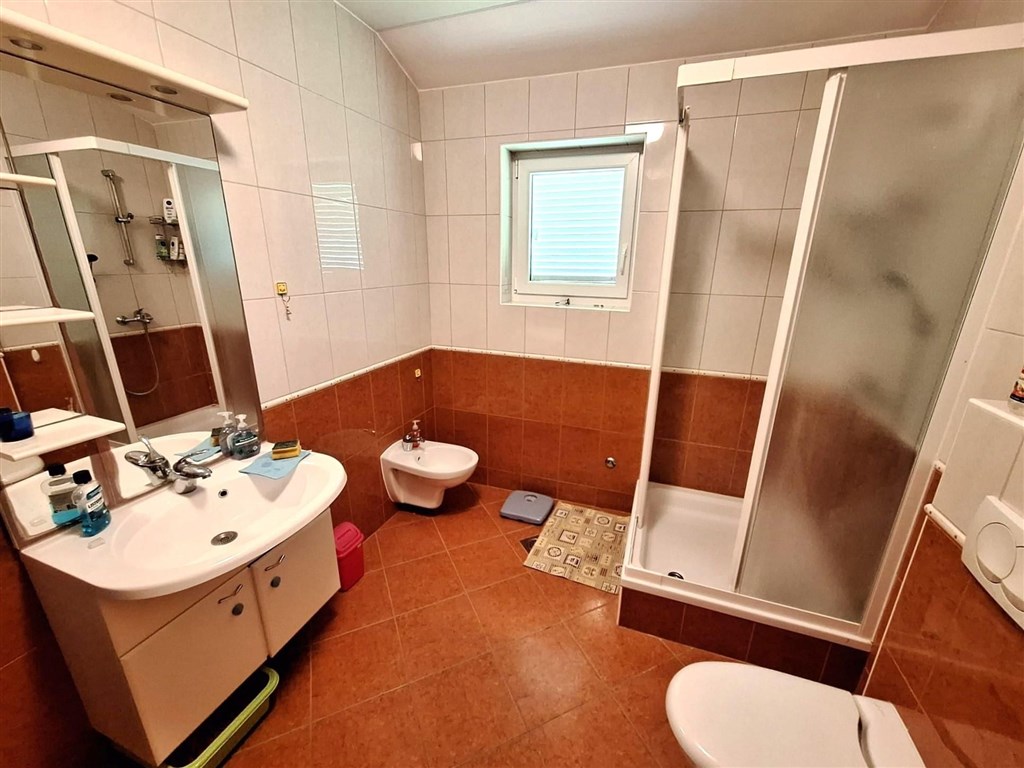 na-prodej-prostorny-apartman-s-krasnym-vyhledem-na-more-klimno-ostrov-krk-chorvatsko