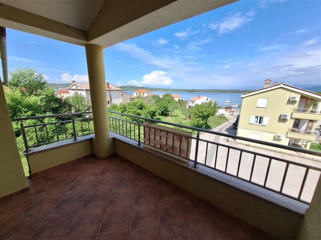 na-prodej-prostorny-apartman-s-krasnym-vyhledem-na-more-klimno-ostrov-krk-chorvatsko
