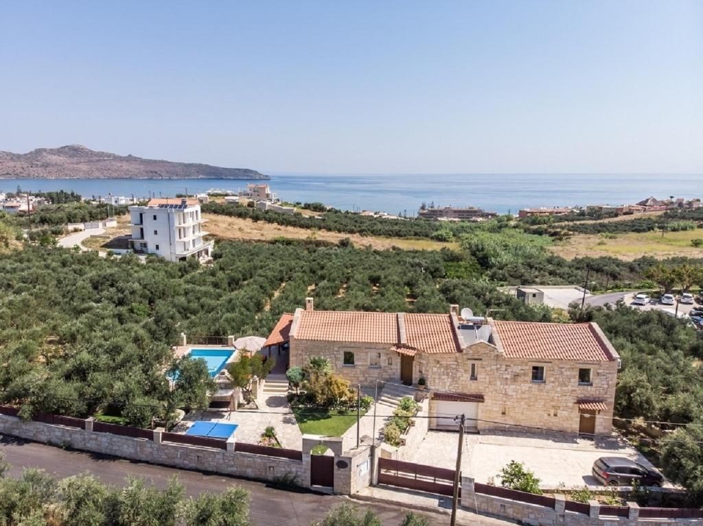 na-prodej-luxusni-kamenna-vila-s-vyhledem-na-more-a-zapad-slunce-v-agia-marina-kreta-recko