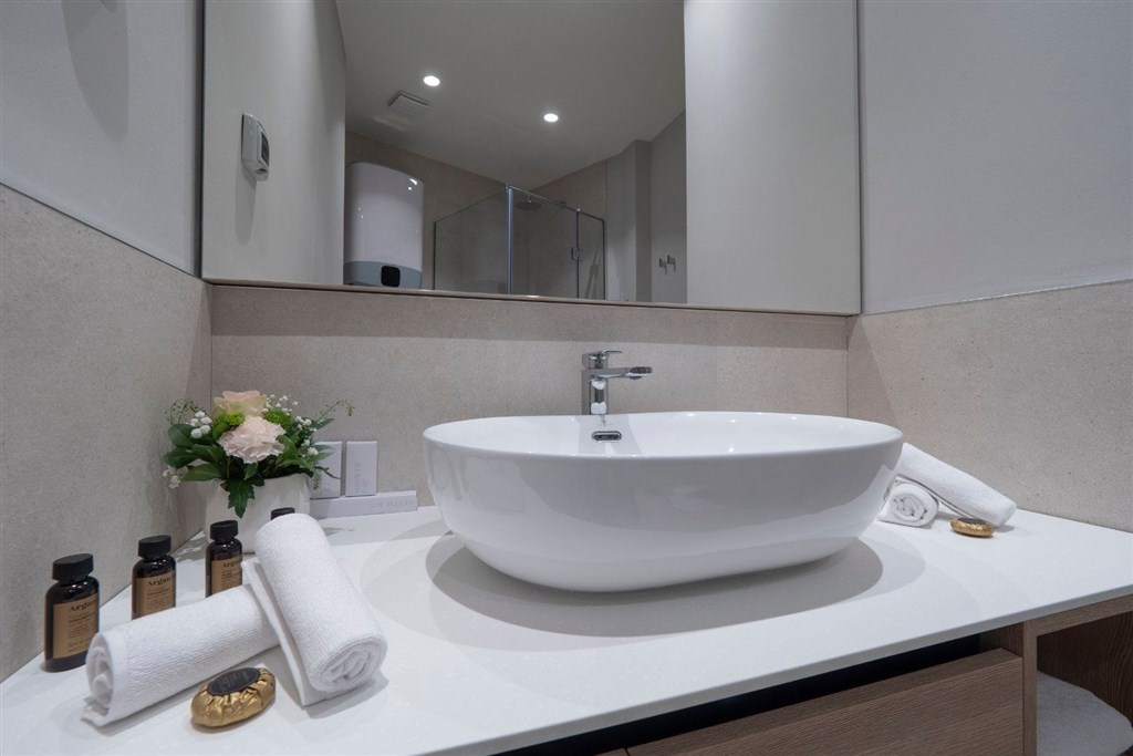 na-prodej-luxusni-apartmany-u-more-v-hotelovem-komplexu-v-becici-cerna-hora