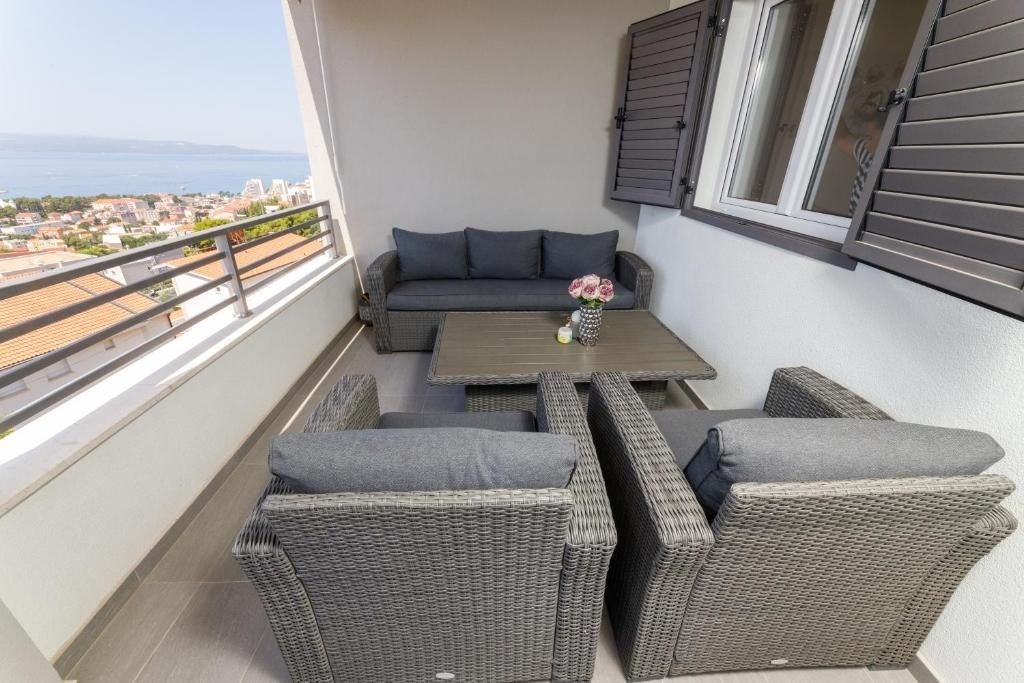 na-prodej-velmi-pekny-a-prostorny-apartman-s-garazi-a-vyhledem-na-more-makarska-chorvatsko