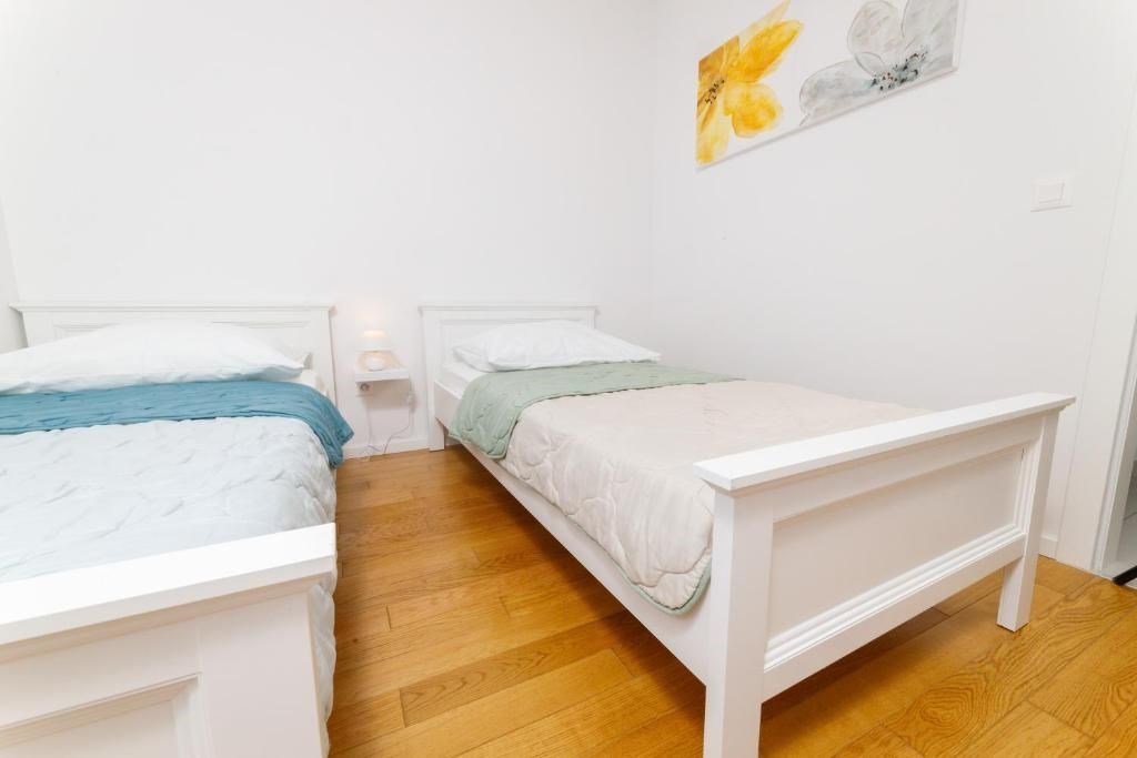 na-prodej-velmi-pekny-a-prostorny-apartman-s-garazi-a-vyhledem-na-more-makarska-chorvatsko