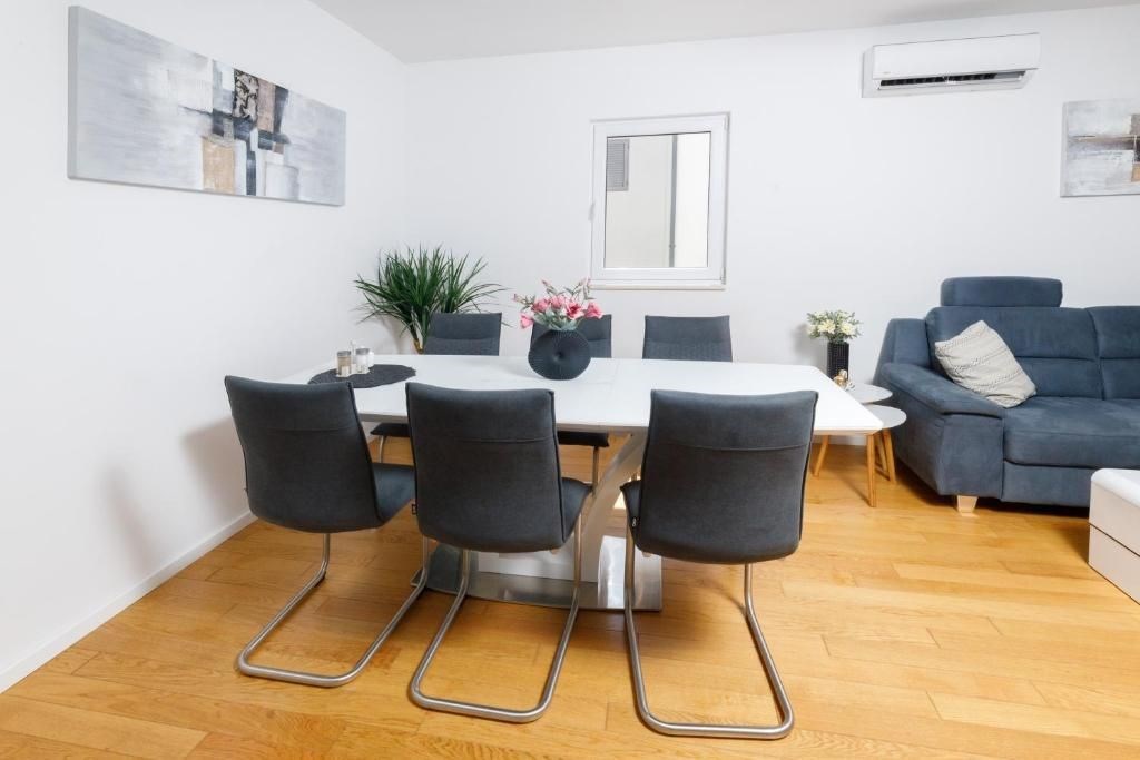 na-prodej-velmi-pekny-a-prostorny-apartman-s-garazi-a-vyhledem-na-more-makarska-chorvatsko