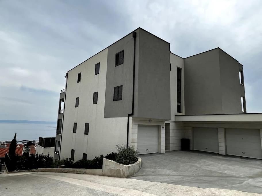 na-prodej-velmi-pekny-a-prostorny-apartman-s-garazi-a-vyhledem-na-more-makarska-chorvatsko