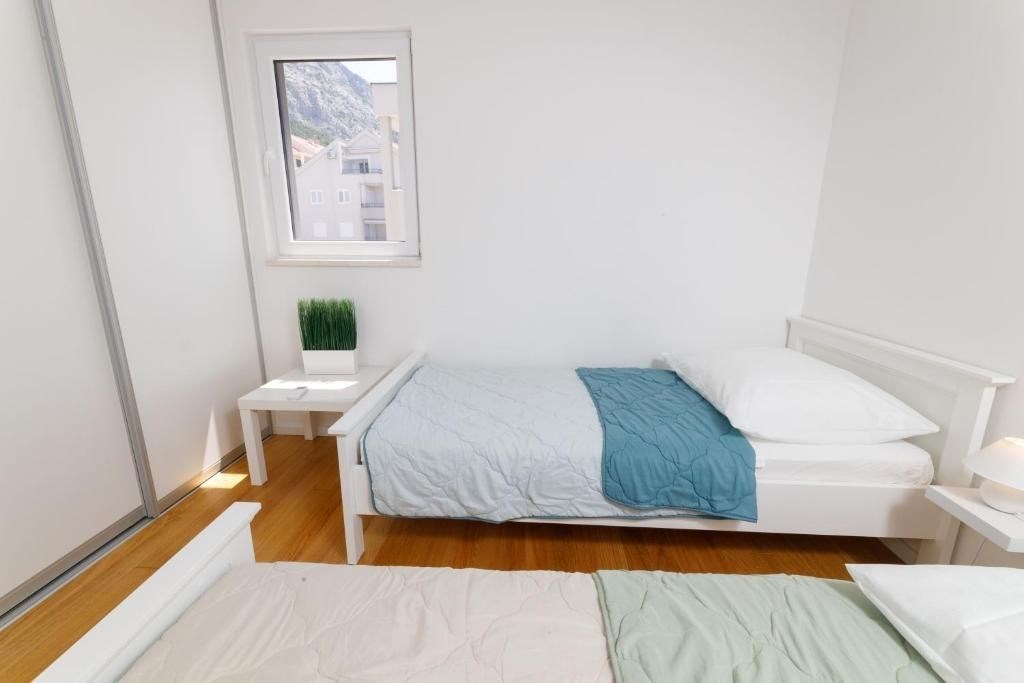 na-prodej-velmi-pekny-a-prostorny-apartman-s-garazi-a-vyhledem-na-more-makarska-chorvatsko