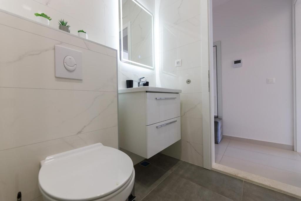 na-prodej-velmi-pekny-a-prostorny-apartman-s-garazi-a-vyhledem-na-more-makarska-chorvatsko