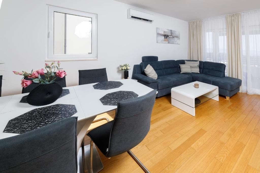 na-prodej-velmi-pekny-a-prostorny-apartman-s-garazi-a-vyhledem-na-more-makarska-chorvatsko