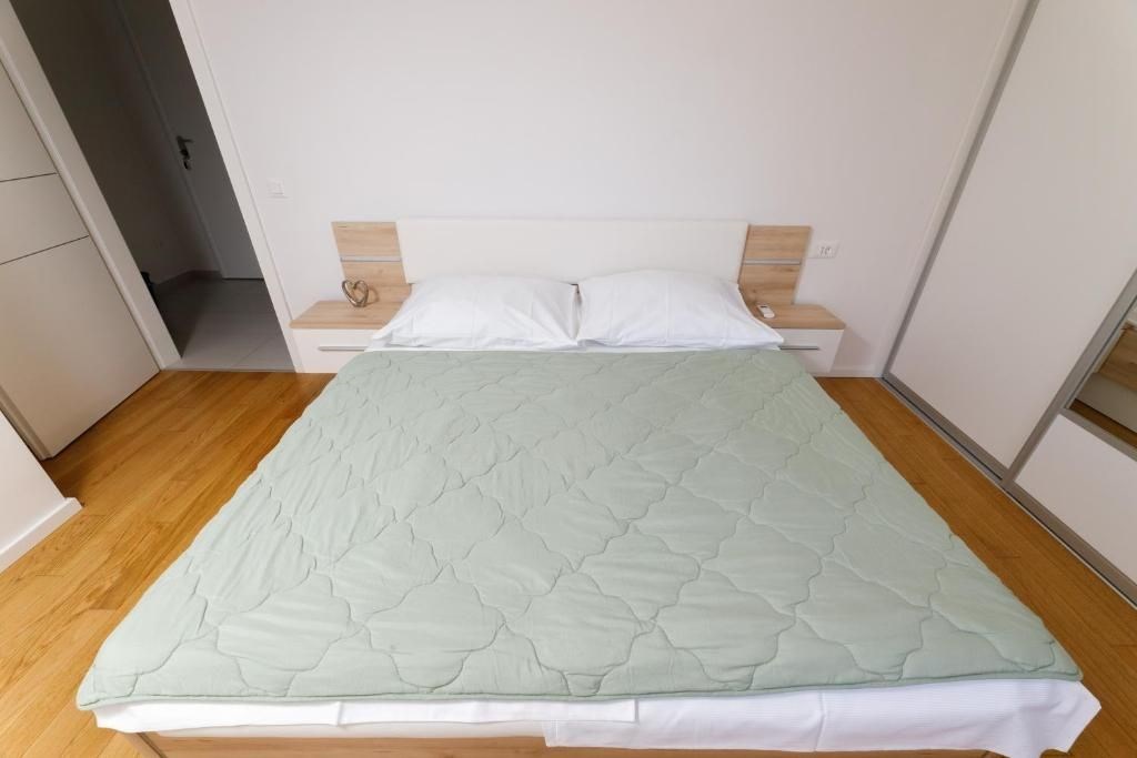 na-prodej-velmi-pekny-a-prostorny-apartman-s-garazi-a-vyhledem-na-more-makarska-chorvatsko