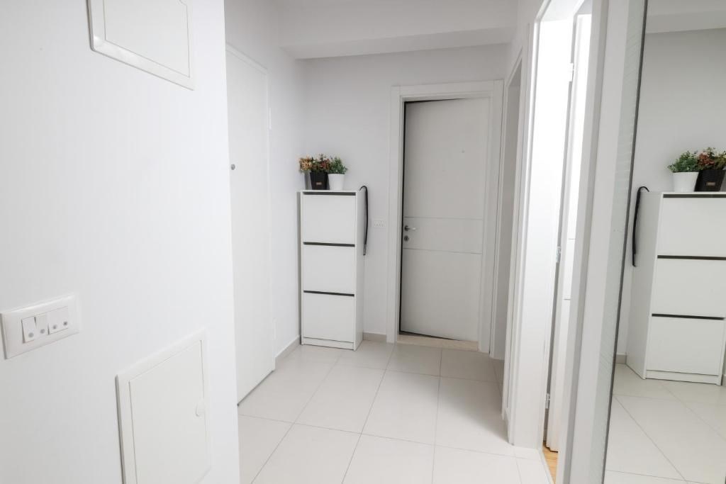 na-prodej-velmi-pekny-a-prostorny-apartman-s-garazi-a-vyhledem-na-more-makarska-chorvatsko