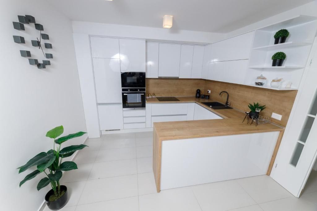 na-prodej-velmi-pekny-a-prostorny-apartman-s-garazi-a-vyhledem-na-more-makarska-chorvatsko