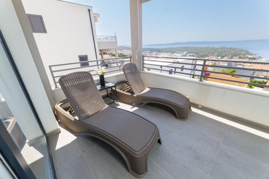 na-prodej-velmi-pekny-a-prostorny-apartman-s-garazi-a-vyhledem-na-more-makarska-chorvatsko