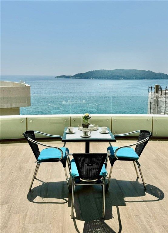 na-prodej-elegantni-apartman-hned-u-more-s-panoramatickym-vyhledem-v-rafailovici-cerna-hora