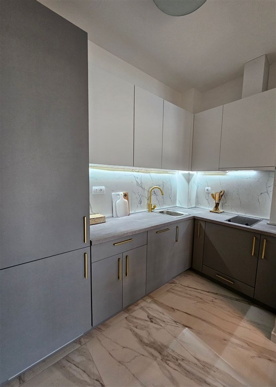 na-prodej-elegantni-apartman-hned-u-more-s-panoramatickym-vyhledem-v-rafailovici-cerna-hora