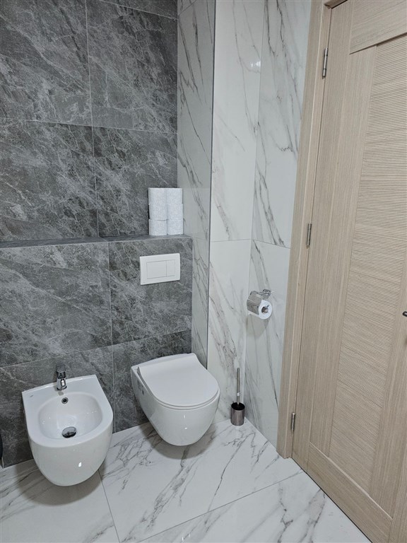 na-prodej-elegantni-apartman-hned-u-more-s-panoramatickym-vyhledem-v-rafailovici-cerna-hora