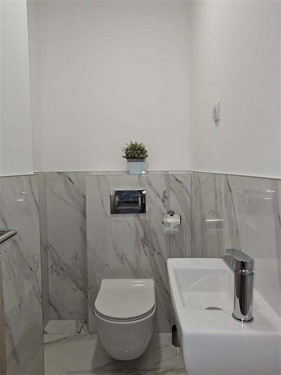 na-prodej-elegantni-apartman-hned-u-more-s-panoramatickym-vyhledem-v-rafailovici-cerna-hora