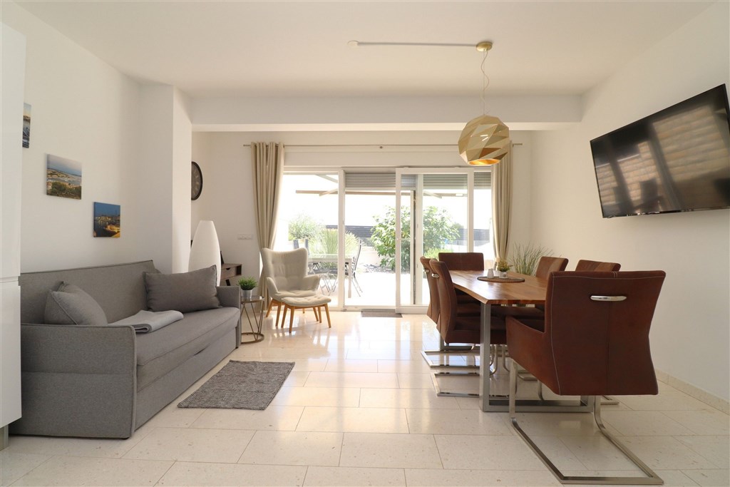 na-prodej-dvoupatrovy-apartman-s-predzahradkou-a-vyhledem-na-more-tribunj-chorvatsko