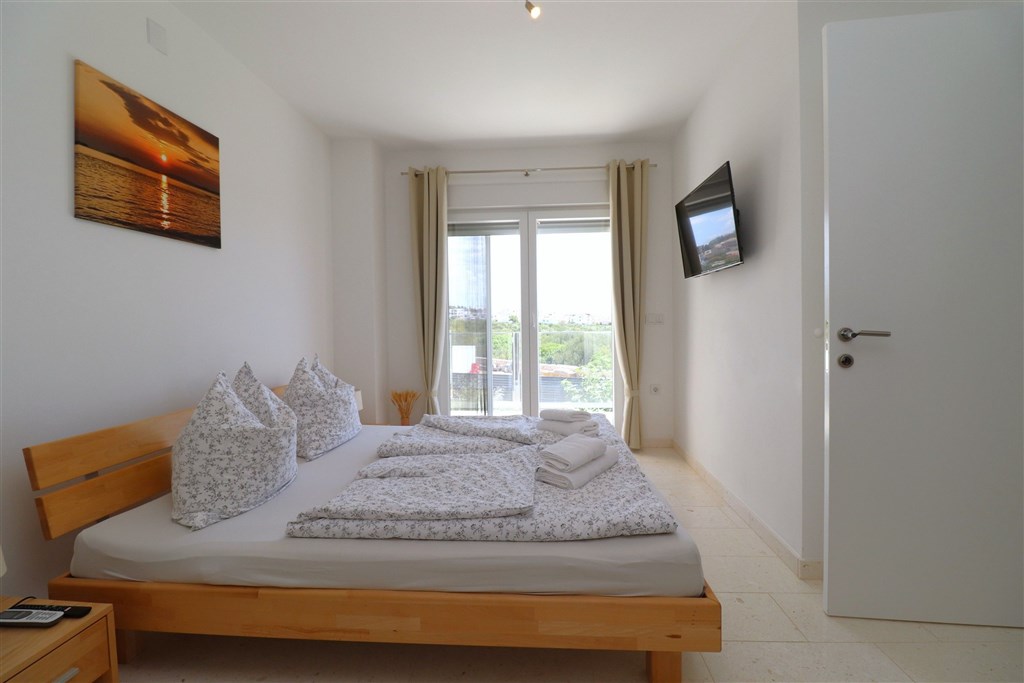 na-prodej-dvoupatrovy-apartman-s-predzahradkou-a-vyhledem-na-more-tribunj-chorvatsko