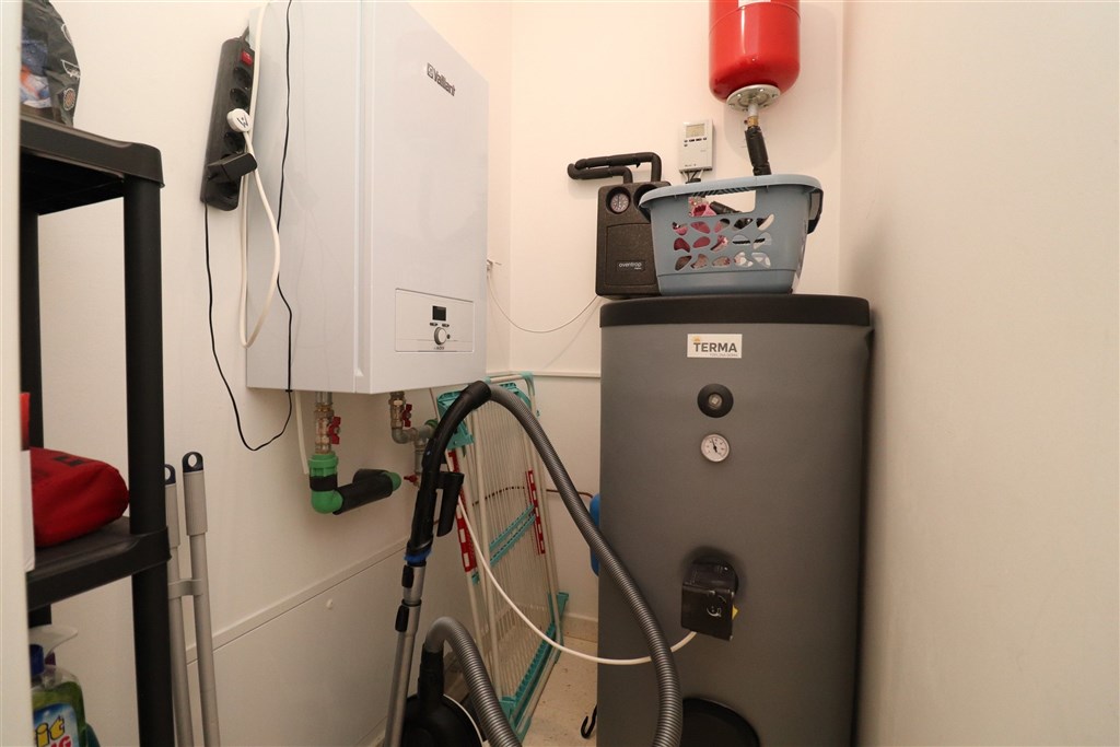 na-prodej-dvoupatrovy-apartman-s-predzahradkou-a-vyhledem-na-more-tribunj-chorvatsko