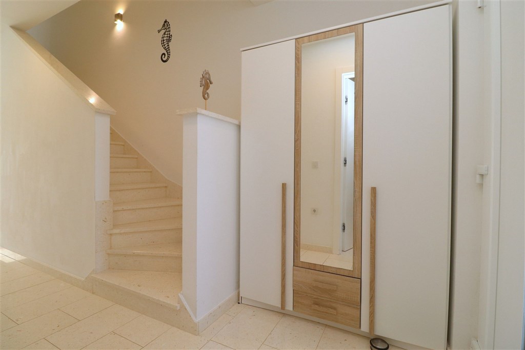 na-prodej-dvoupatrovy-apartman-s-predzahradkou-a-vyhledem-na-more-tribunj-chorvatsko