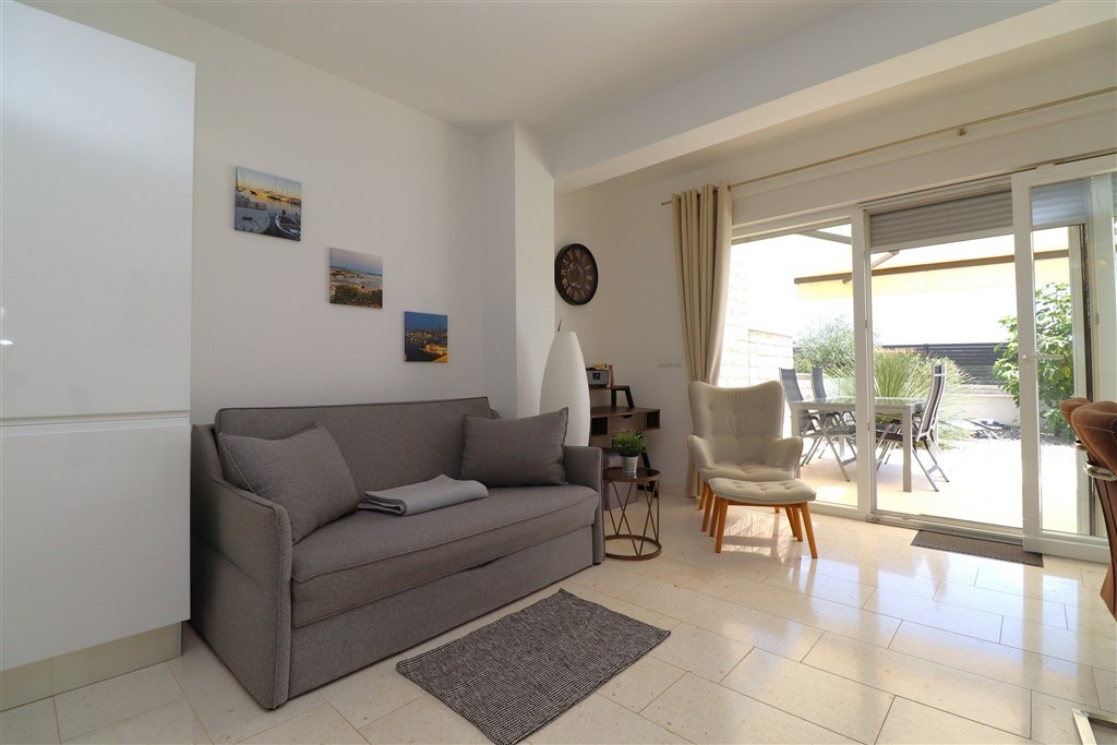 na-prodej-dvoupatrovy-apartman-s-predzahradkou-a-vyhledem-na-more-tribunj-chorvatsko