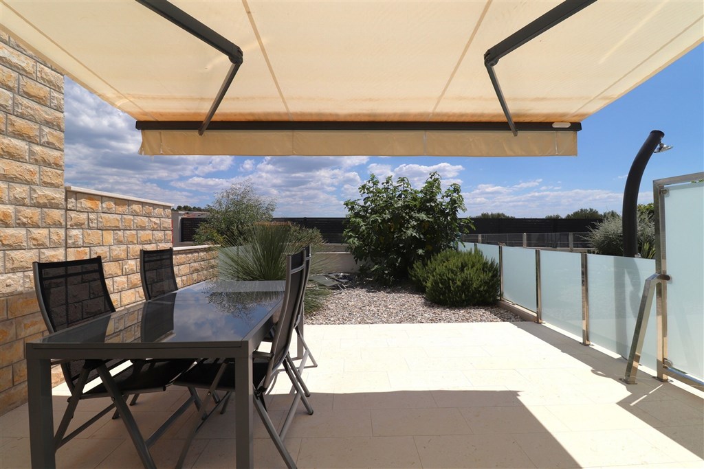 na-prodej-dvoupatrovy-apartman-s-predzahradkou-a-vyhledem-na-more-tribunj-chorvatsko