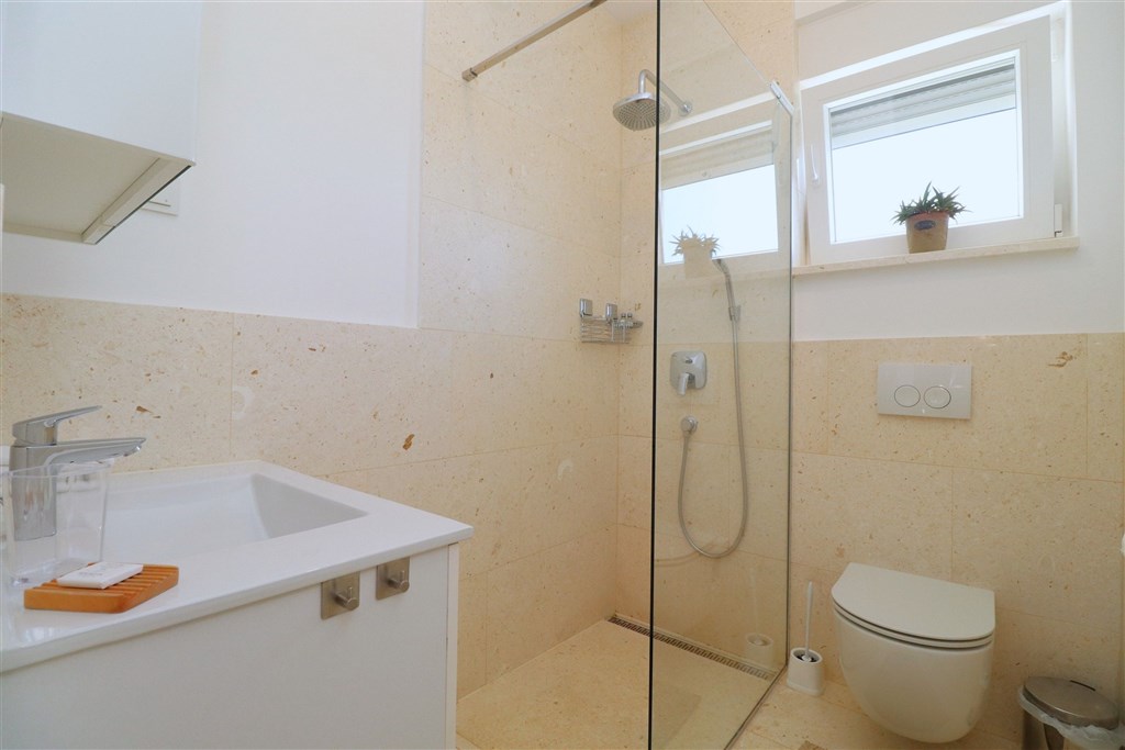 na-prodej-dvoupatrovy-apartman-s-predzahradkou-a-vyhledem-na-more-tribunj-chorvatsko