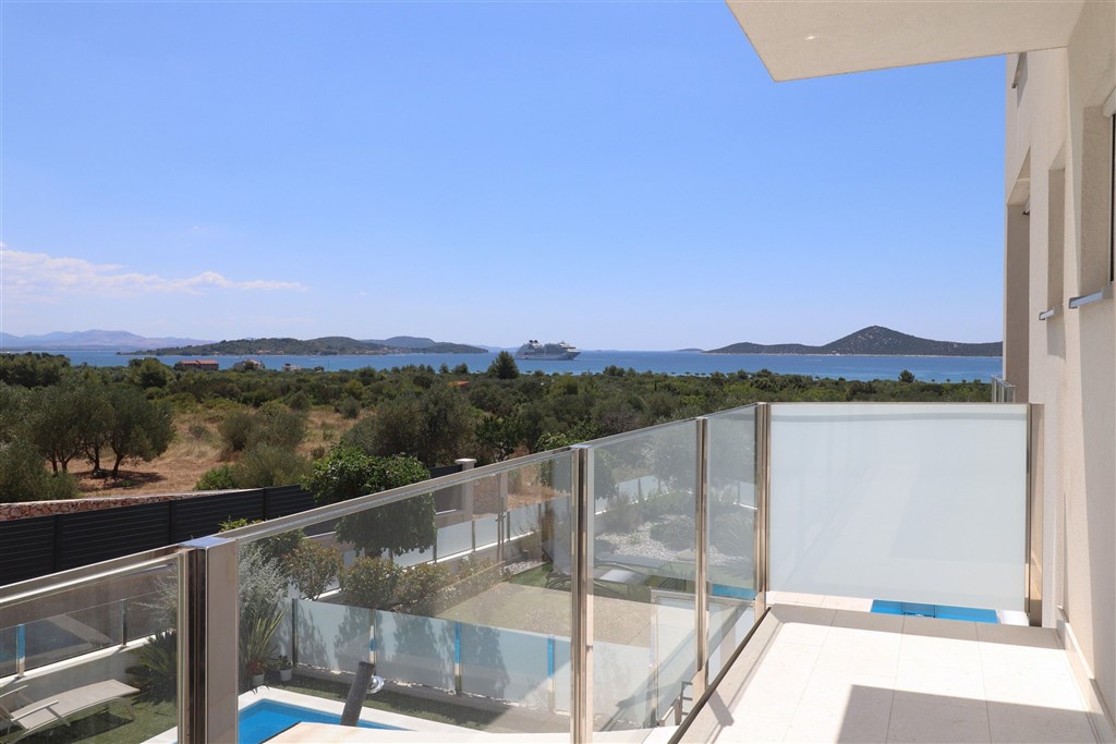 na-prodej-dvoupatrovy-apartman-s-predzahradkou-a-vyhledem-na-more-tribunj-chorvatsko