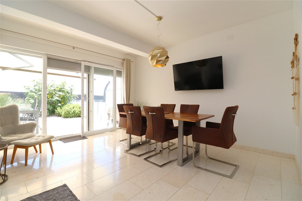 na-prodej-dvoupatrovy-apartman-s-predzahradkou-a-vyhledem-na-more-tribunj-chorvatsko