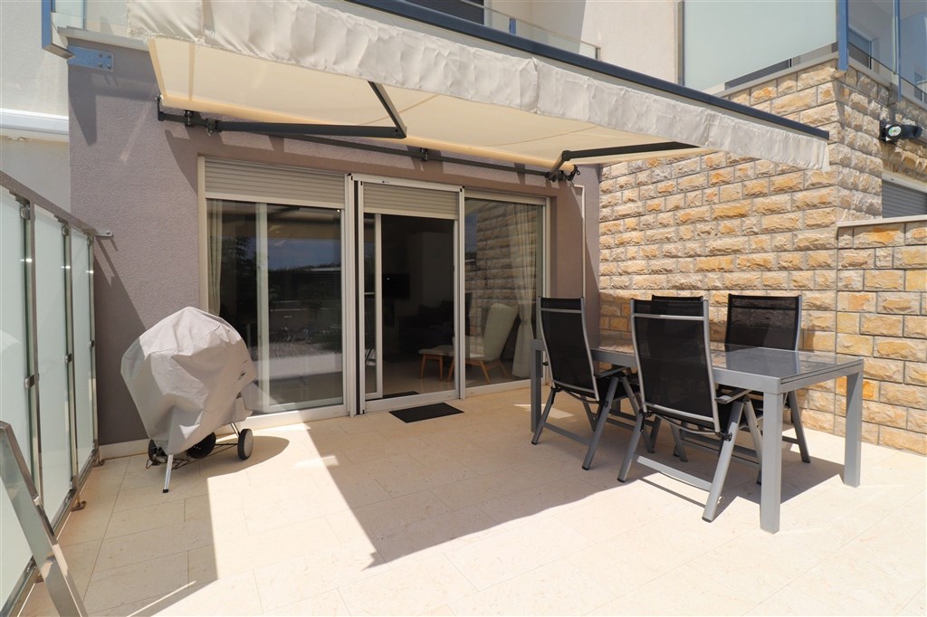 na-prodej-dvoupatrovy-apartman-s-predzahradkou-a-vyhledem-na-more-tribunj-chorvatsko