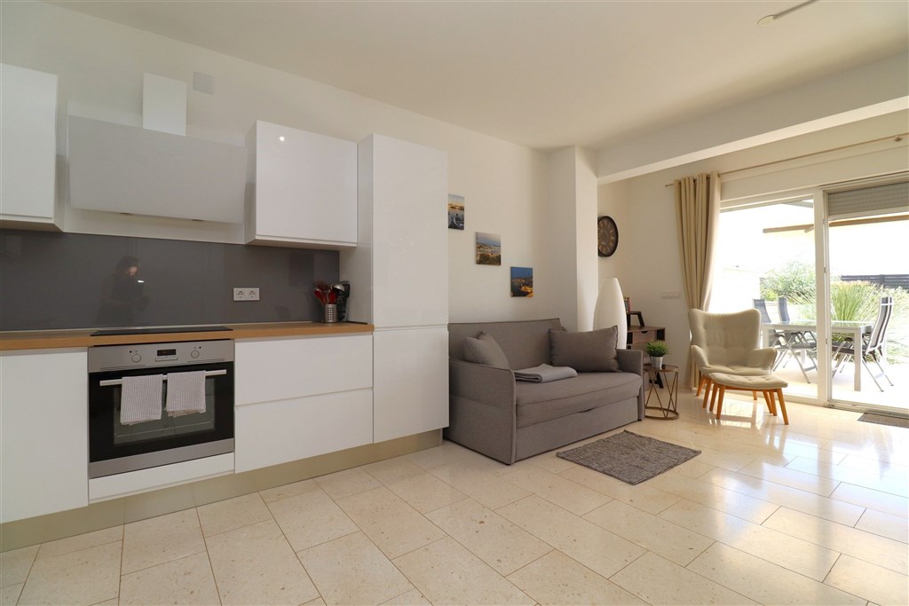 na-prodej-dvoupatrovy-apartman-s-predzahradkou-a-vyhledem-na-more-tribunj-chorvatsko