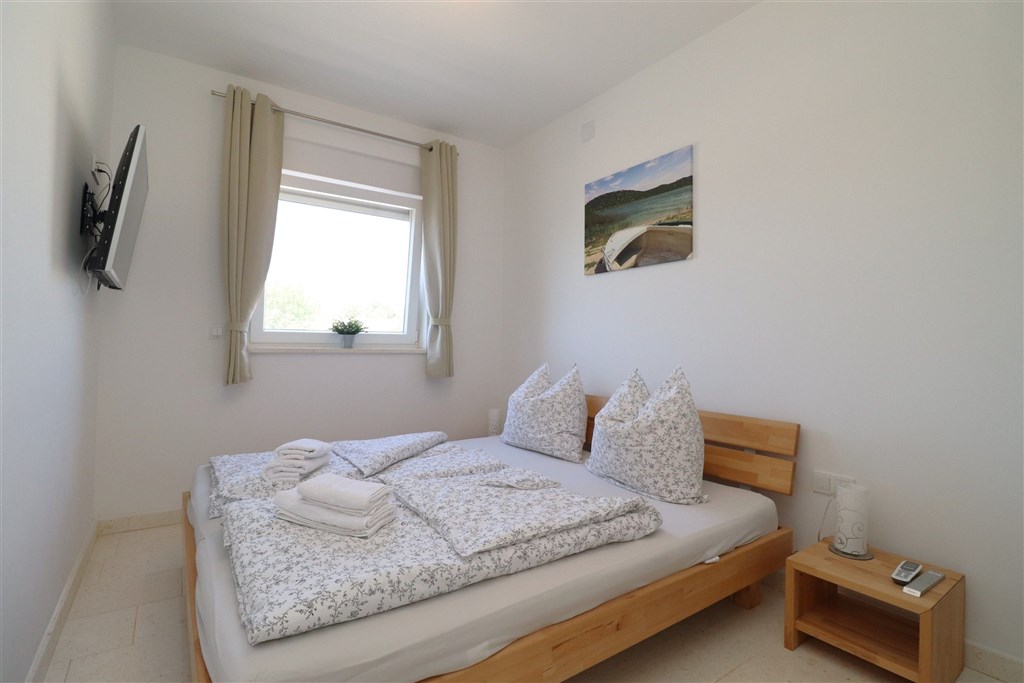 na-prodej-dvoupatrovy-apartman-s-predzahradkou-a-vyhledem-na-more-tribunj-chorvatsko