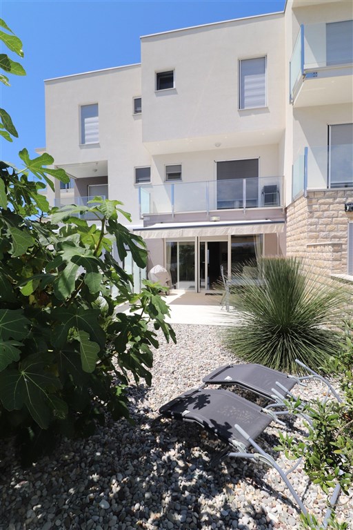 na-prodej-dvoupatrovy-apartman-s-predzahradkou-a-vyhledem-na-more-tribunj-chorvatsko