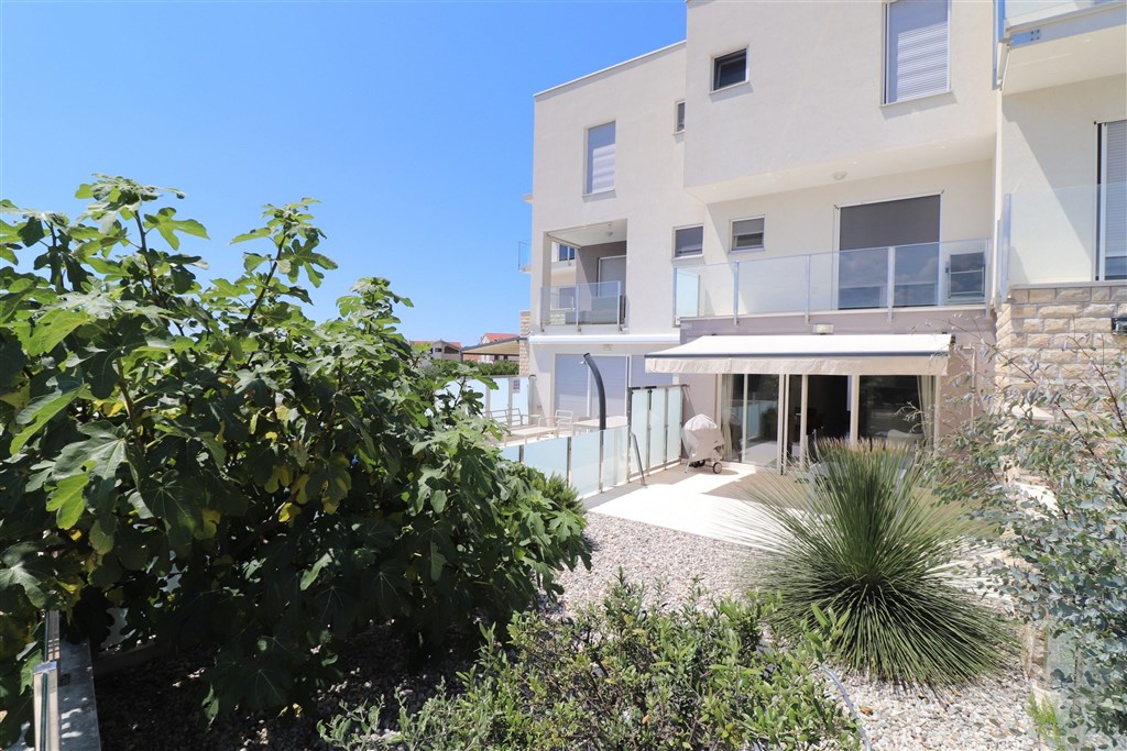 na-prodej-dvoupatrovy-apartman-s-predzahradkou-a-vyhledem-na-more-tribunj-chorvatsko