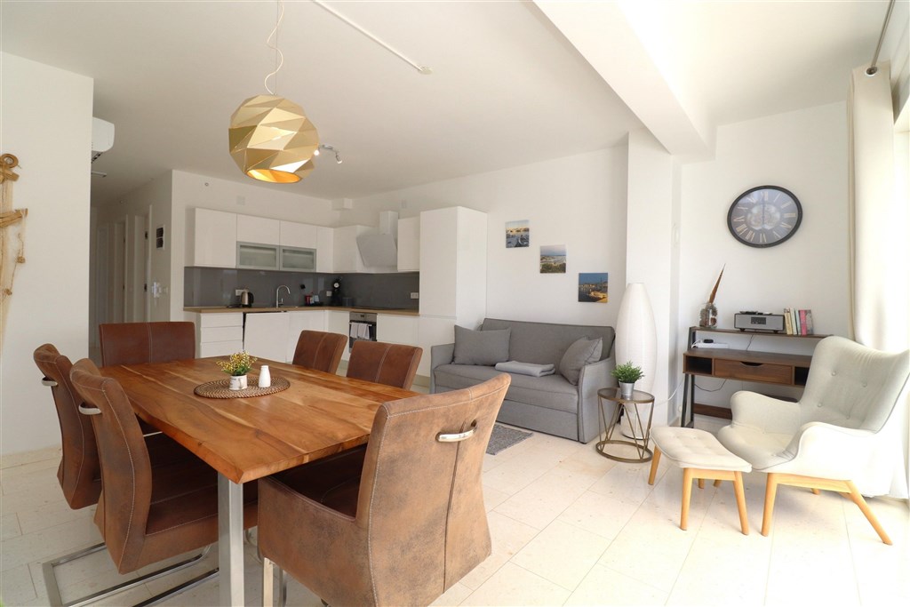 na-prodej-dvoupatrovy-apartman-s-predzahradkou-a-vyhledem-na-more-tribunj-chorvatsko