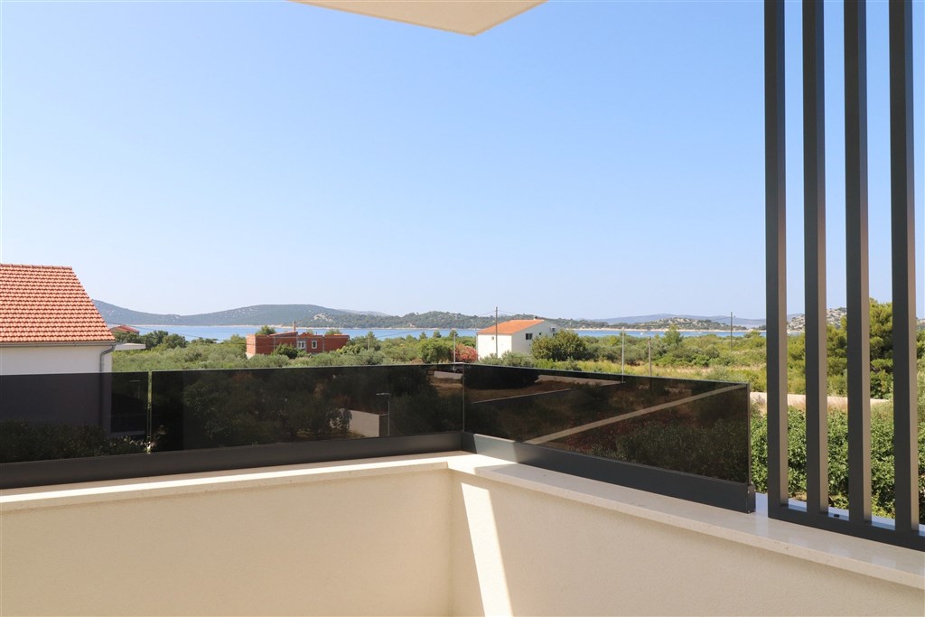 na-prodej-prostorny-apartman-se-3-loznicemi-a-vyhledem-na-more-vodice-chorvatsko