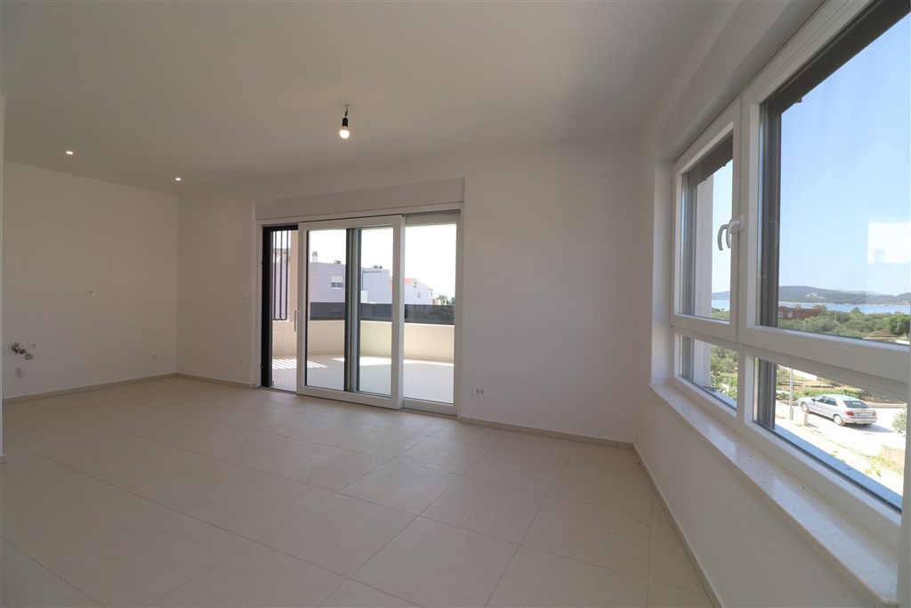 na-prodej-prostorny-apartman-se-3-loznicemi-a-vyhledem-na-more-vodice-chorvatsko
