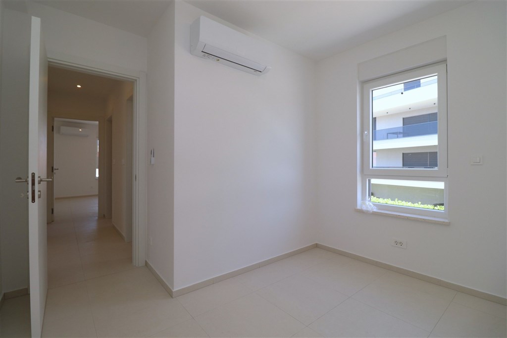 na-prodej-prostorny-apartman-se-3-loznicemi-a-vyhledem-na-more-vodice-chorvatsko