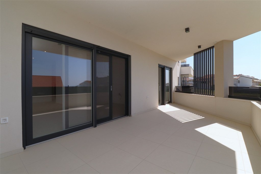 na-prodej-prostorny-apartman-se-3-loznicemi-a-vyhledem-na-more-vodice-chorvatsko