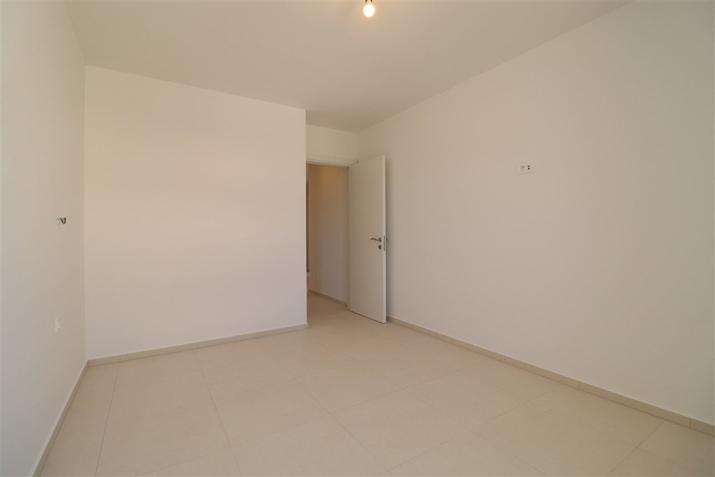 na-prodej-prostorny-apartman-se-3-loznicemi-a-vyhledem-na-more-vodice-chorvatsko