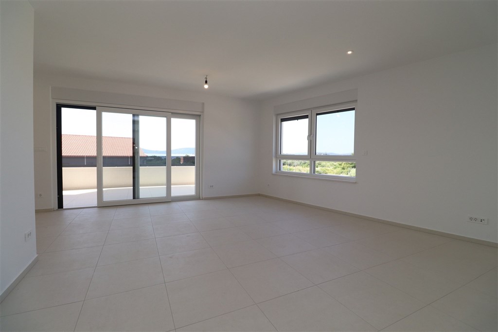 na-prodej-prostorny-apartman-se-3-loznicemi-a-vyhledem-na-more-vodice-chorvatsko