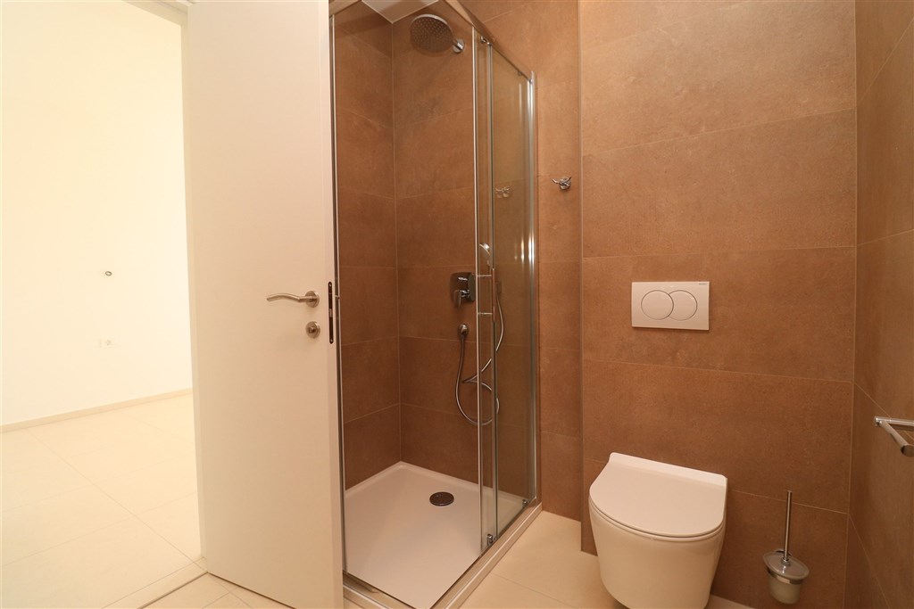 na-prodej-prostorny-apartman-se-3-loznicemi-a-vyhledem-na-more-vodice-chorvatsko